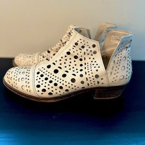 Rampage cream colored size 9 1/2 ankle boots